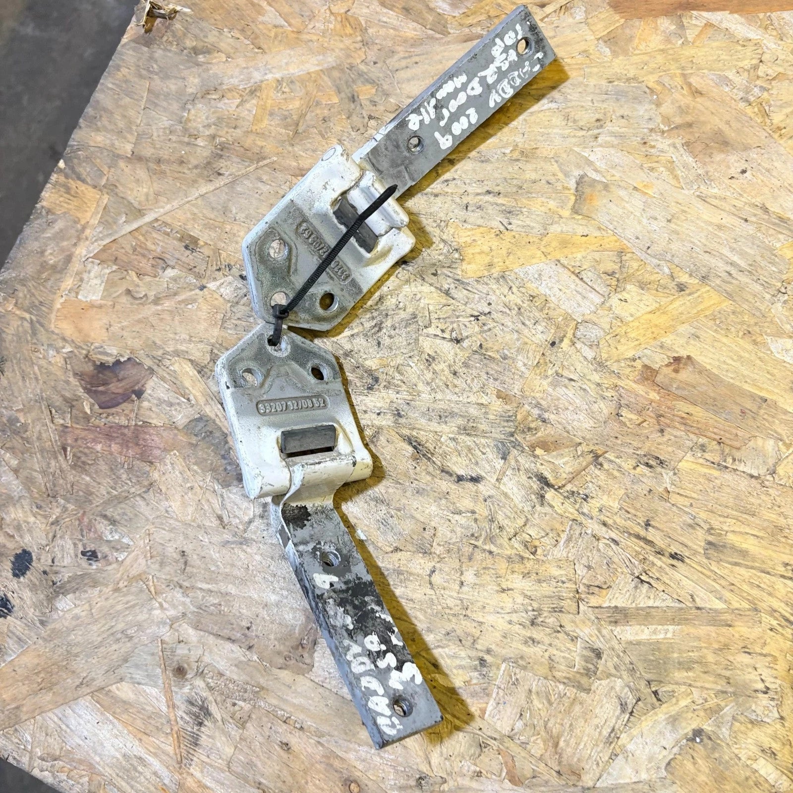 VOLKSWAGEN CADDY 2010-2015 RIGHT SIDE TOP/BOTTOM REAR DOOR HINGE 2K0827152C