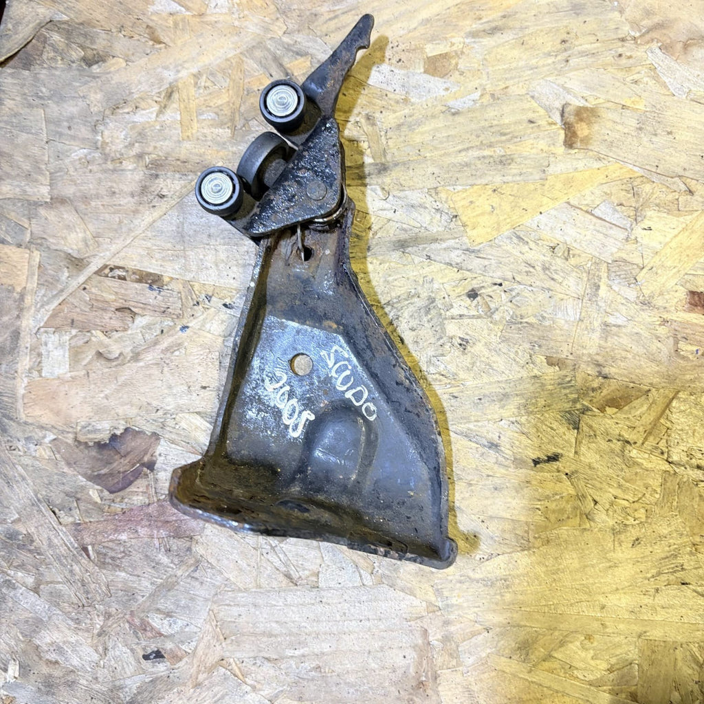 FIAT SCUDO PEUGEOT EXPERT CITROEN DISPATCH BOTTOM ROLLER BRACKET 2005