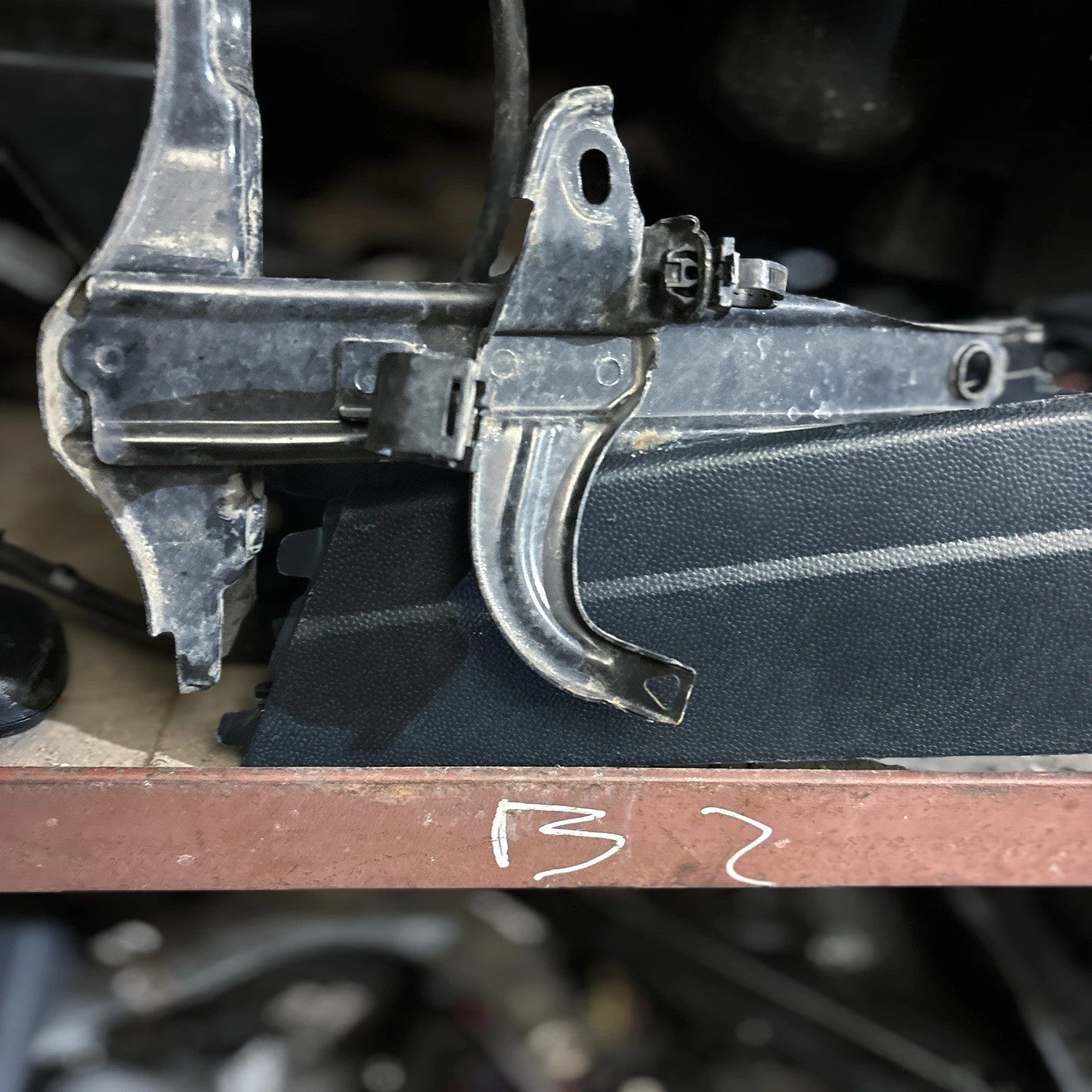 2008 TOYOTA YARIS MK2 1.4 DIESEL BATTERY TRAY HOLDER 1NDTV