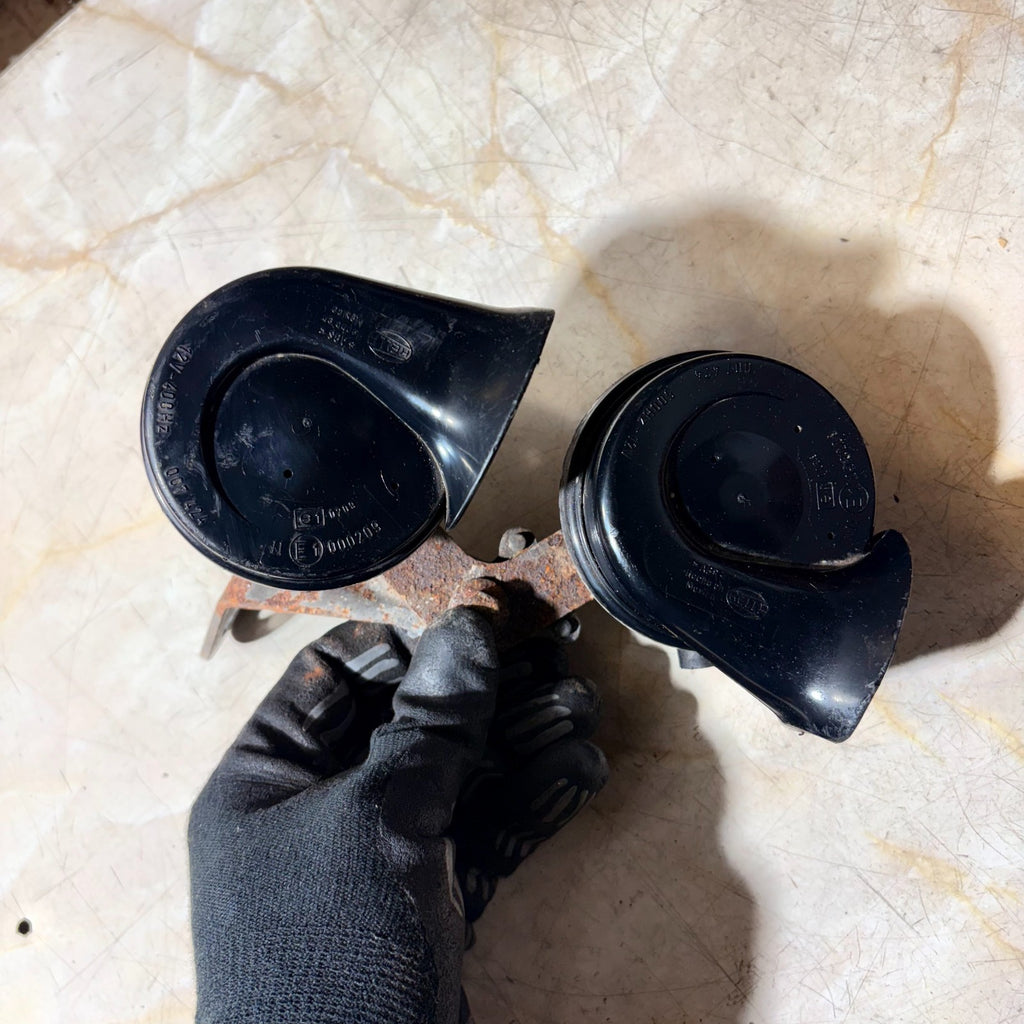 VW Beetle 9C 1998-2010 Pair Horns With Bracket 000209