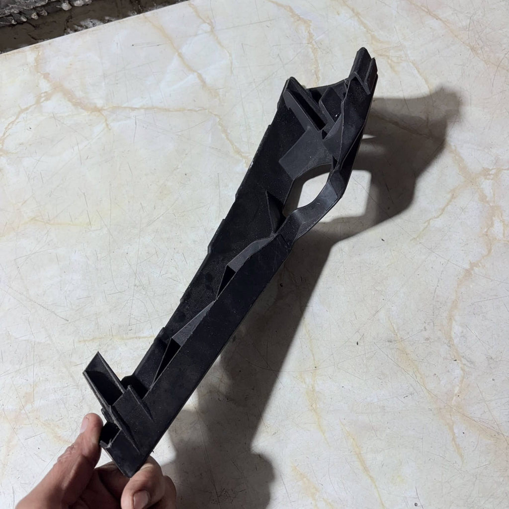 Ford Focus Mk2 04-08/C-Max 03-07 RH Bumper Bracket 1335698 4M51-17E856-AC