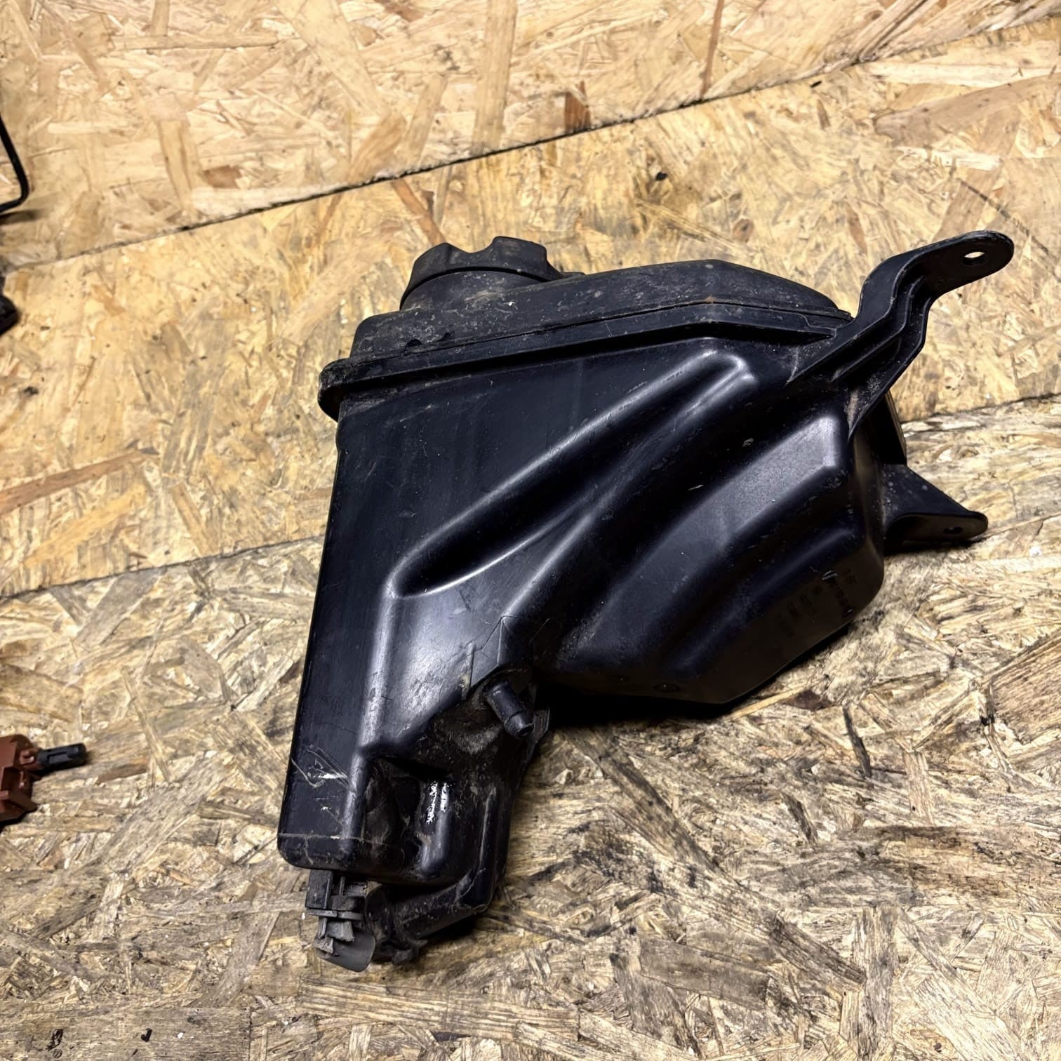 BMW 320i E90 2010 Coolant Expansion Tank Reservoir 17137567462 7567462