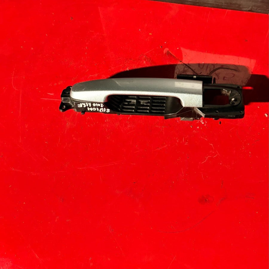 2010 DAIHATSU SIRION 5DR REAR PASSENGER SIDE LEFT EXTERIOR DOOR HANDLE