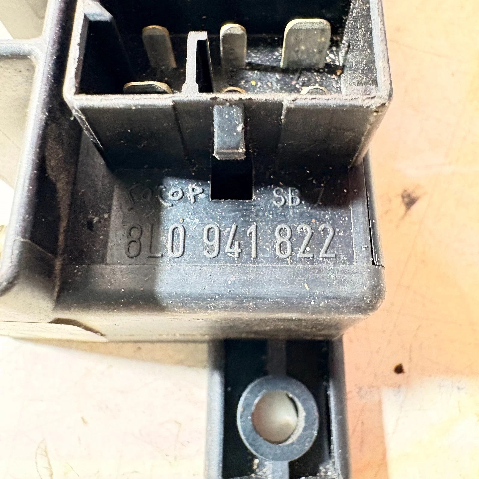 VW Audi Seat Skoda 1996-2006 Dash Fuse Box Relay Holder 8L0941822