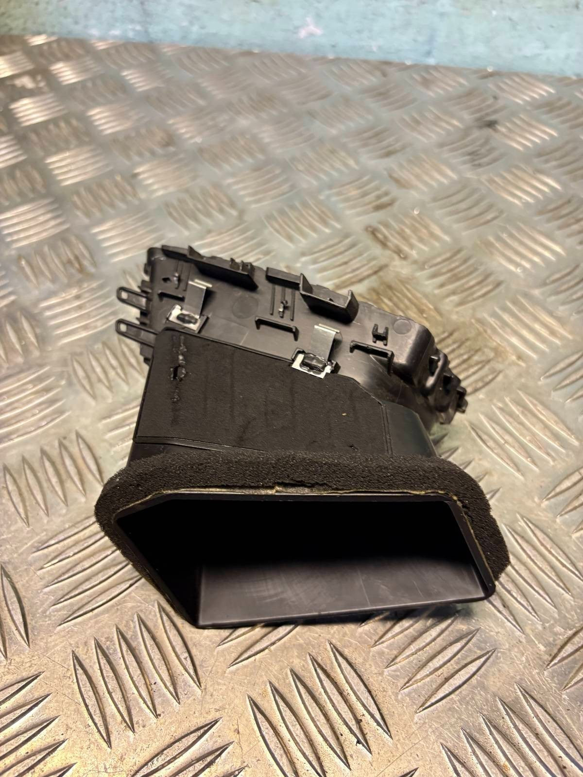 Ford Focus MK3 Dashboard Air Vent Passenger Left Side BM51018B09 2011-2017