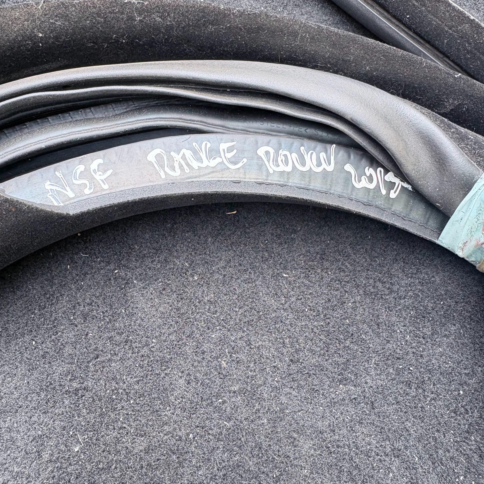 RANGE ROVER L405 13-21 FRONT LEFT N/S PASSENGER DOOR RUBBER SEAL