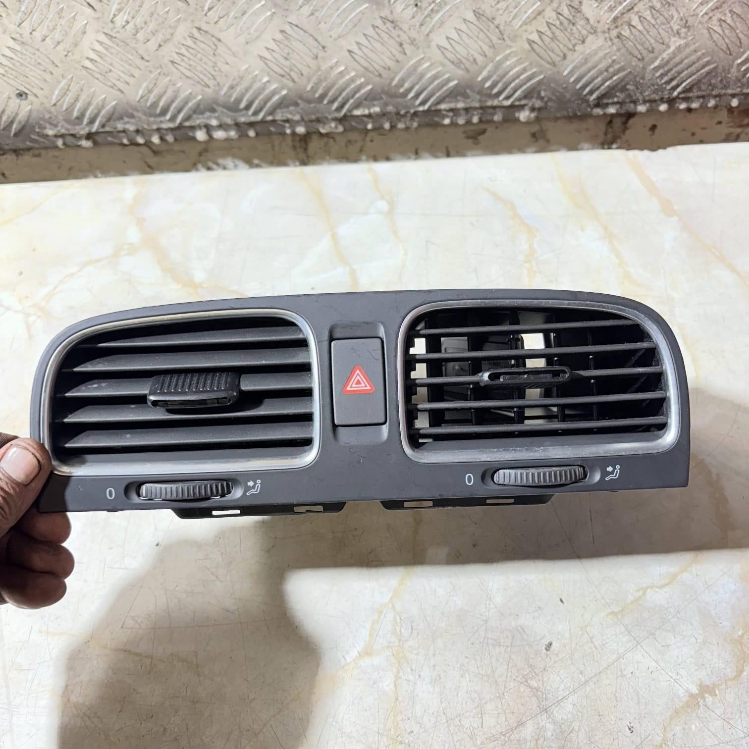 5K0819728 VW Golf Mk6 GTI R 09-13 Front Centre Dashboard Air Vent Outlet Panel