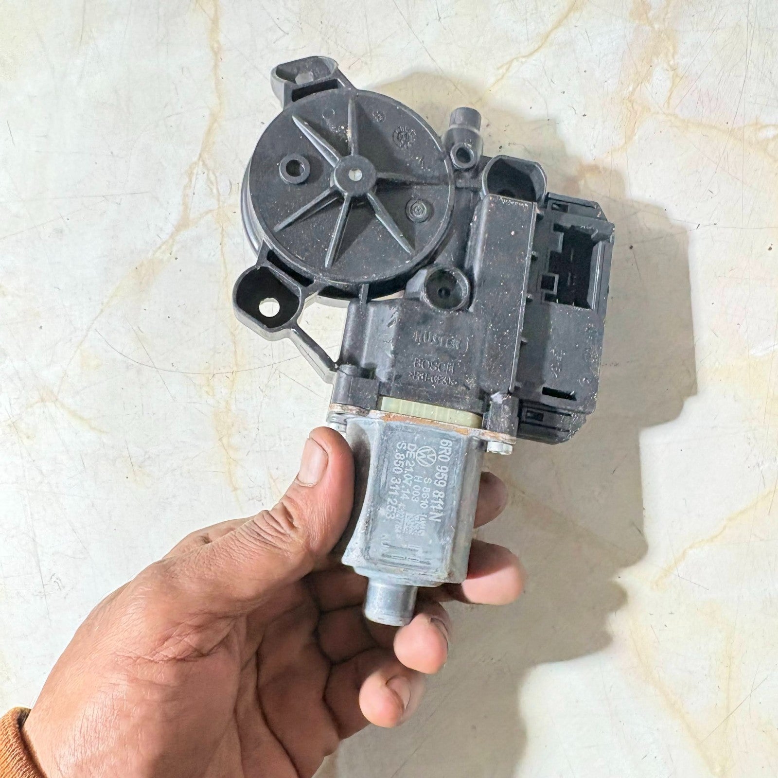 VOLKSWAGEN POLO 6R 09-17 REAR LH PASSENGER WINDOW MOTOR 0130822532