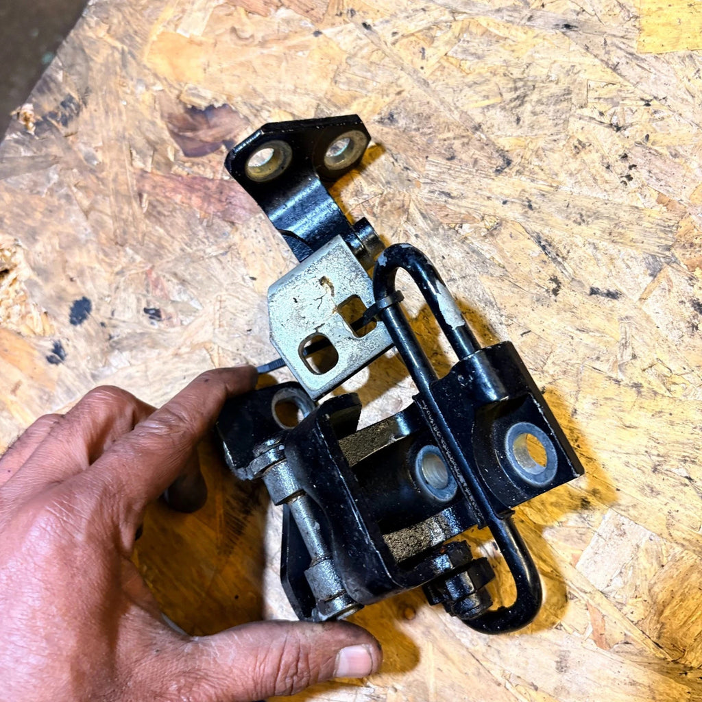 2005 VW TOUAREG REAR DOOR HINGE BOTTOM RIGHT O/S