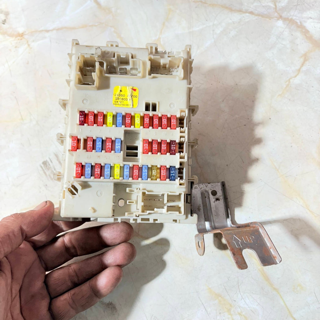 NISSAN PRIMERA FUSE BOX 24350-AV700 2001-2008