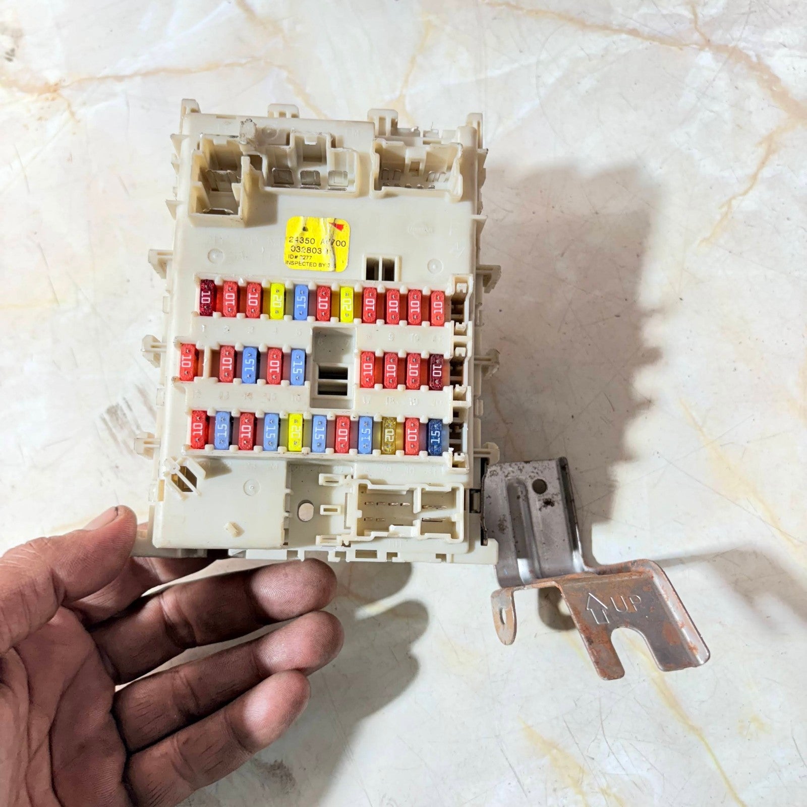 NISSAN PRIMERA FUSE BOX 24350-AV700 2001-2008