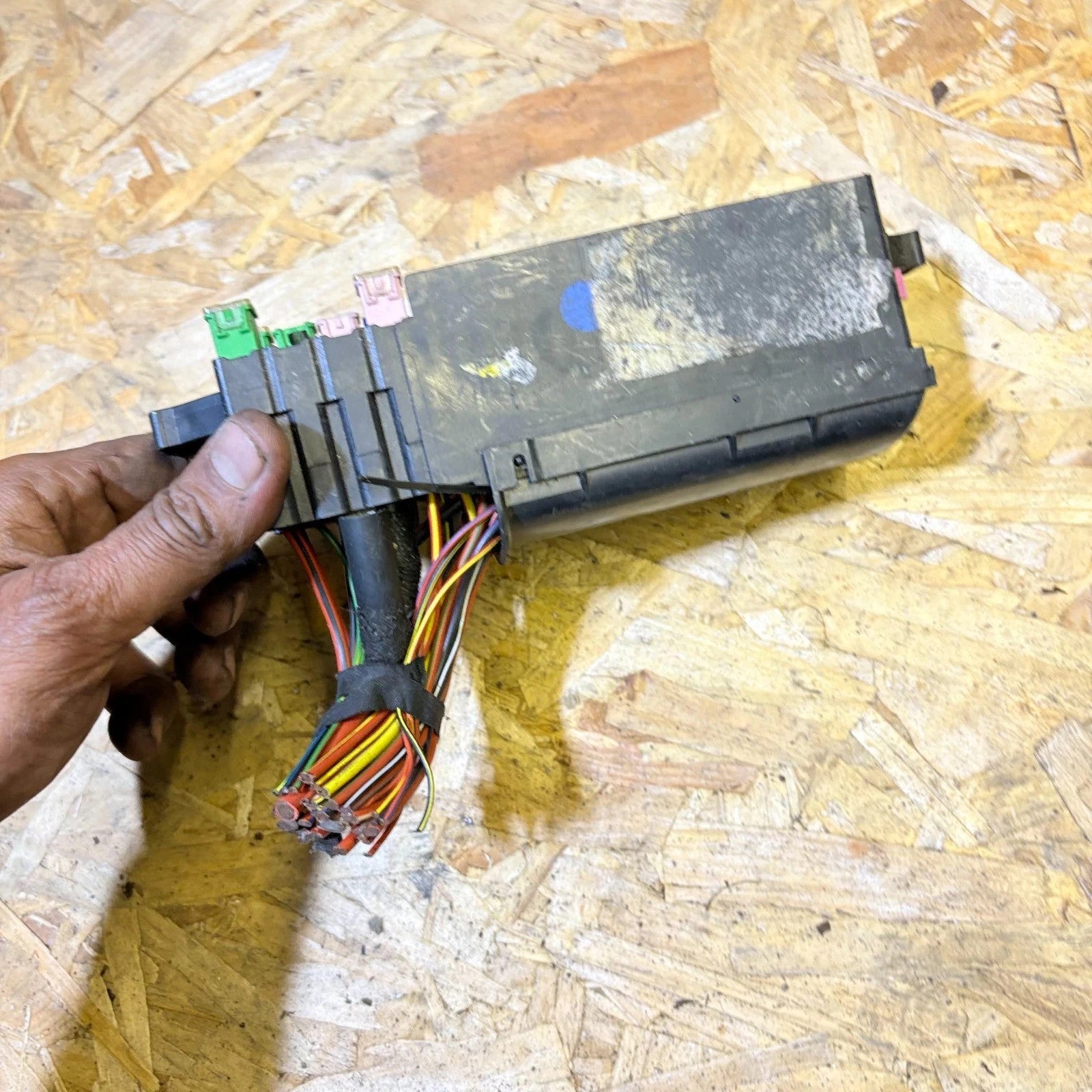 VOLKSWAGEN POLO MK5 6R 2009-2017 FUSE BOX
