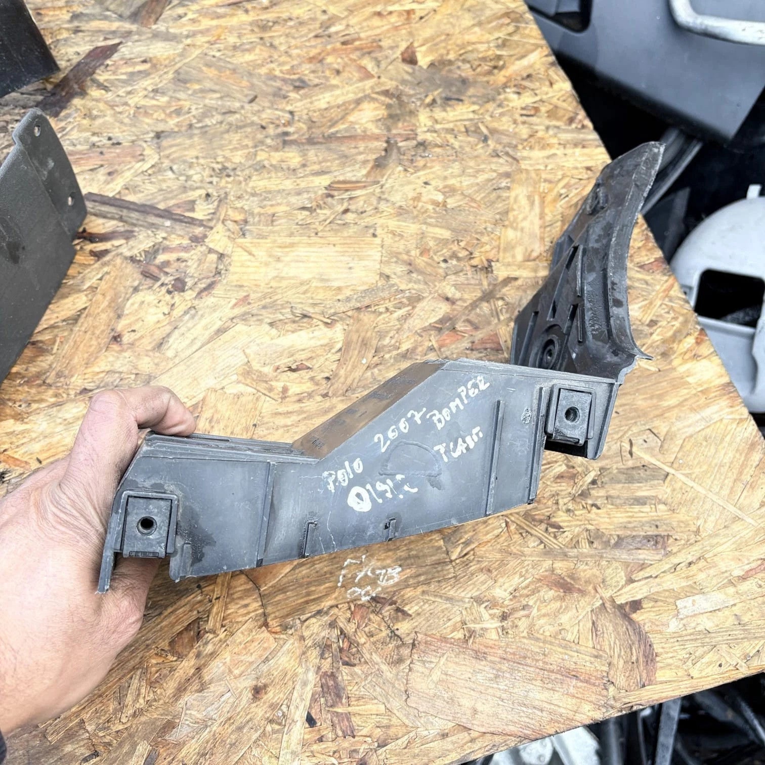 2007 VW POLO 9N DRIVERS REAR SIDE BUMPER BRACKET MOUNT 6Q6807376