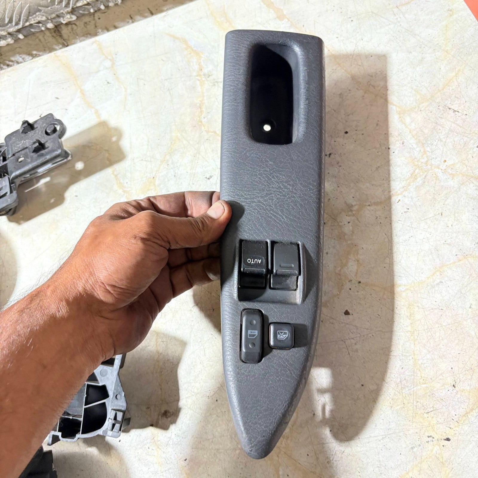 TOYOTA D4D FRONT DRIVER SIDE WINDOW CONTROL SWITCH