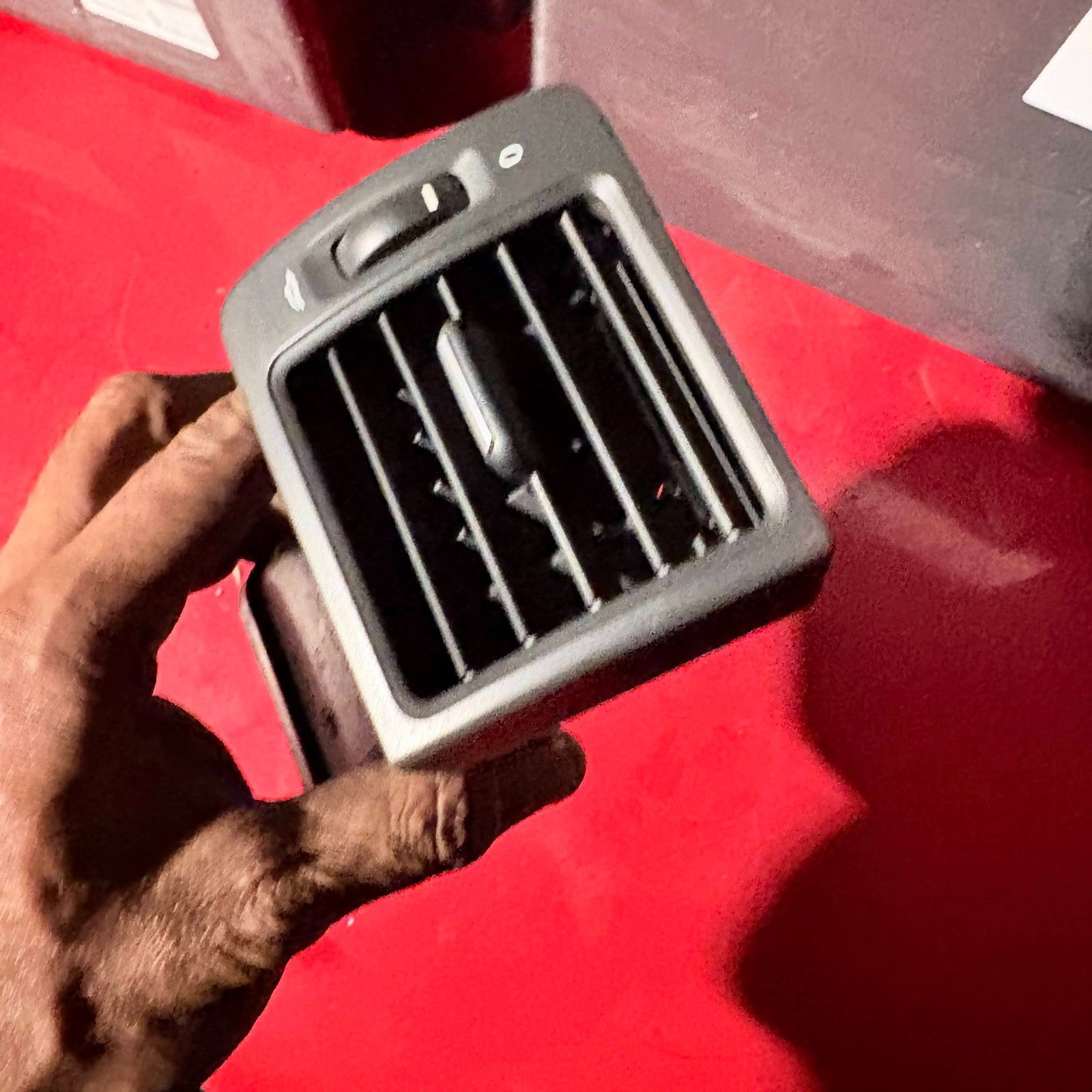 VOLVO FRONT LEFT AIR VENT (PASSENGER SIDE)