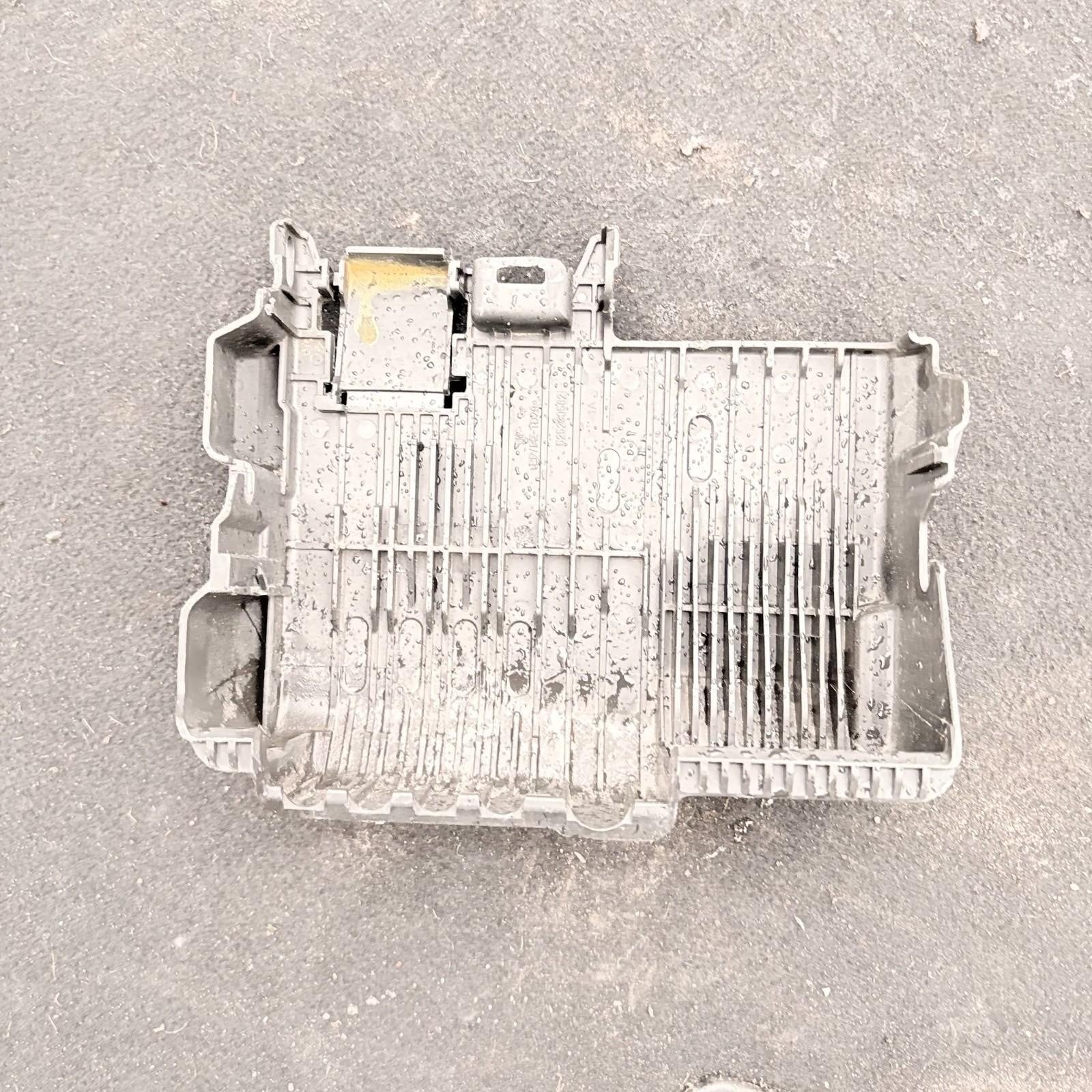 2017 Vauxhall Adam Battery Terminal Fuse Box 525230582
