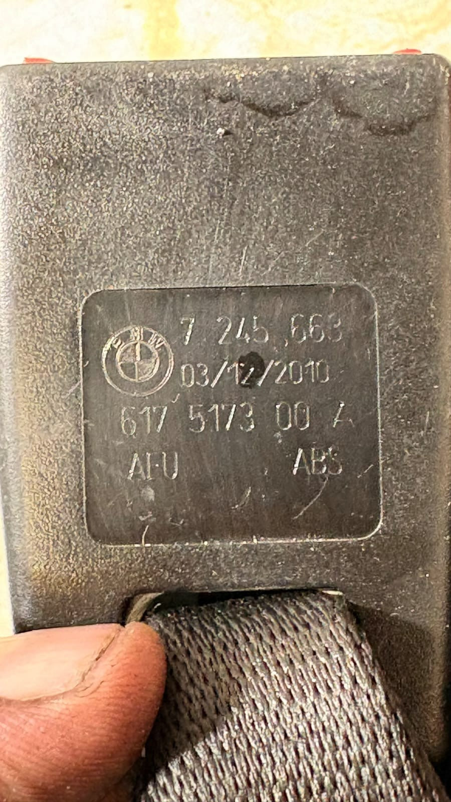 Belt buckle Right and Centre Rear for BME Venga YN 7245663 617517300A 2011