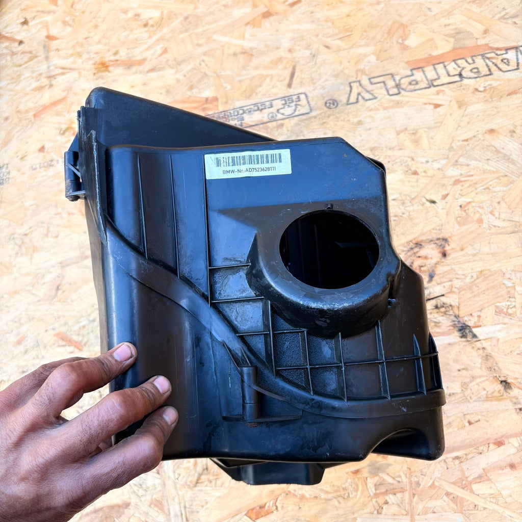 BMW 1 SERIES E87 116I 2004-2011 AIRBOX INTAKE FILTER HOUSING 13717523628