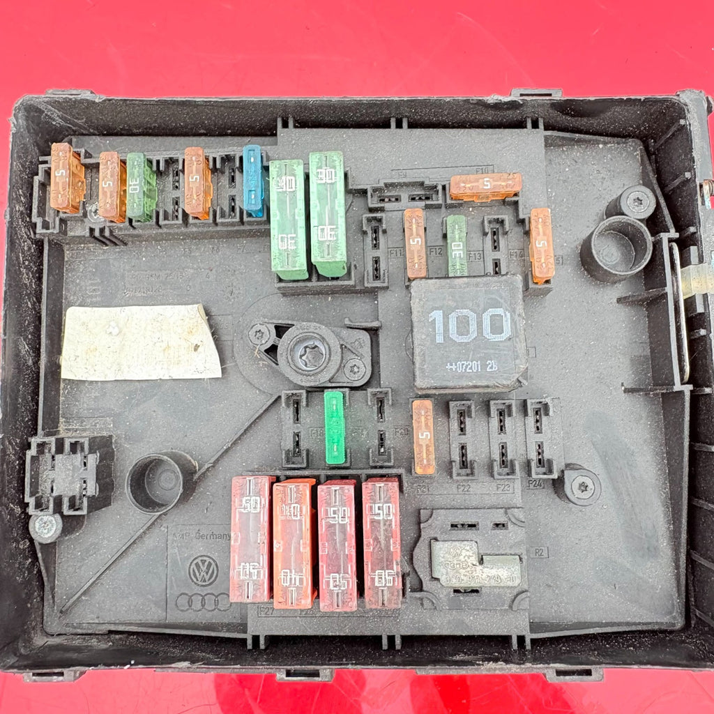 VW Golf Mk5 Central Electrics For Engine Bay Fuse Box 1K0937125A