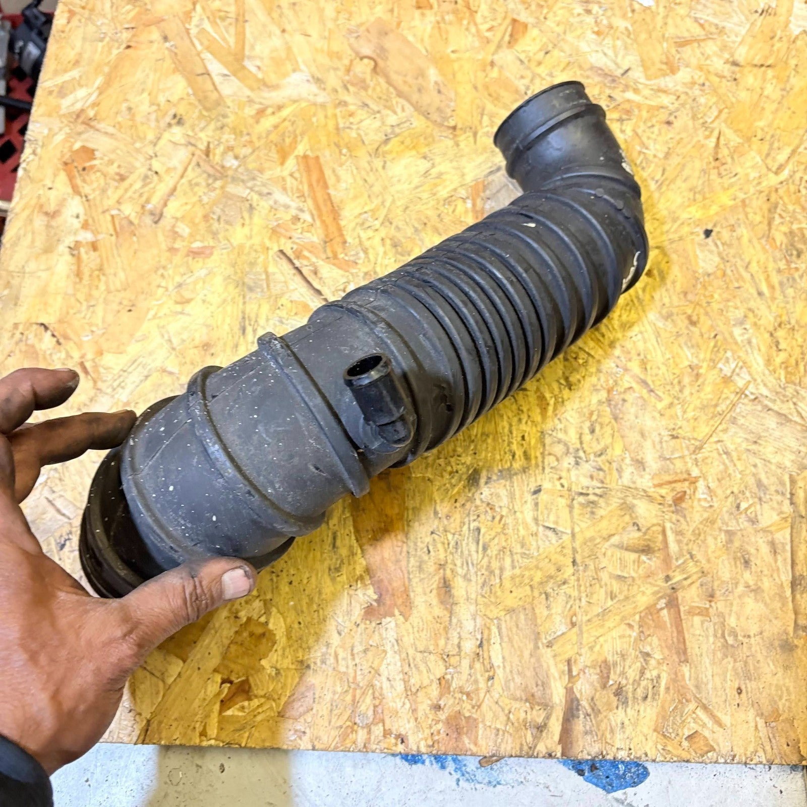 Mitsubishi Shogun 2001 AIR INTAKE PIPE HOSE
