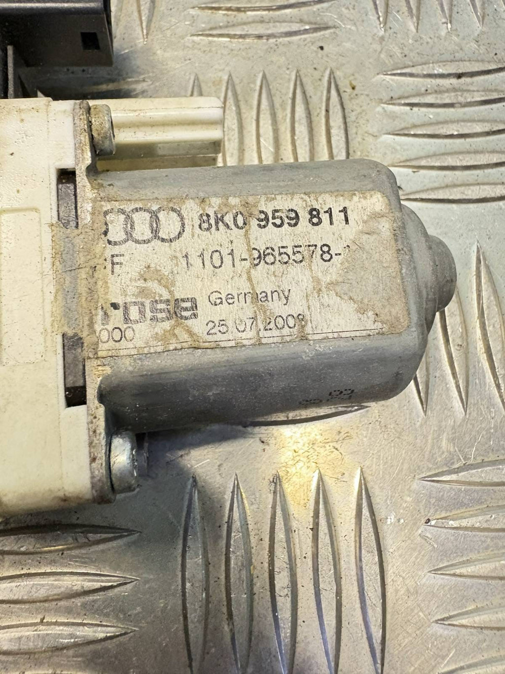 LAND ROVER DISCOVERY FRONT PASSENGER WINDOW MOTOR MK3 2009 PART: 0536010002