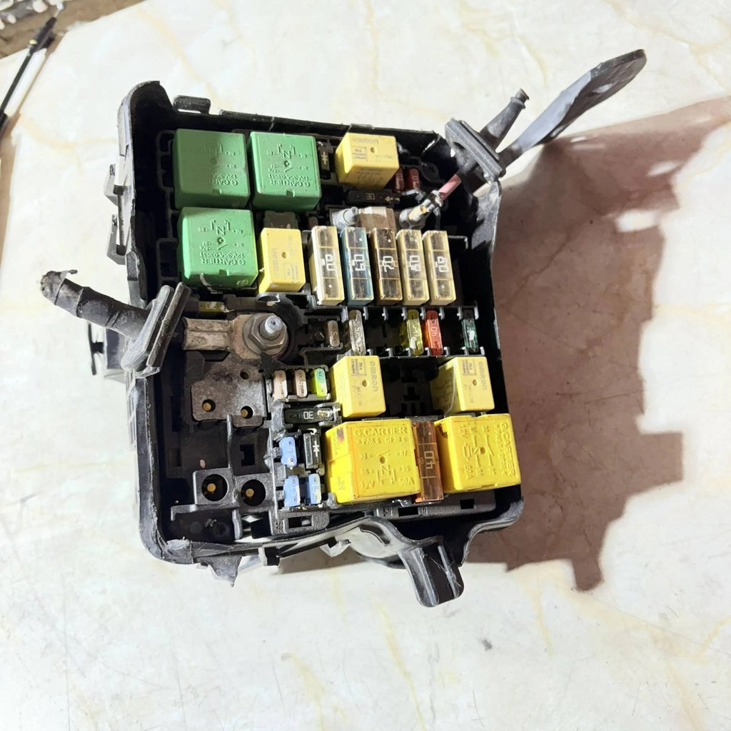 Peugeot 208 MK1 1.2 BSM Under Bonnet Fuse Box Relay 452448303 9671924480 2013