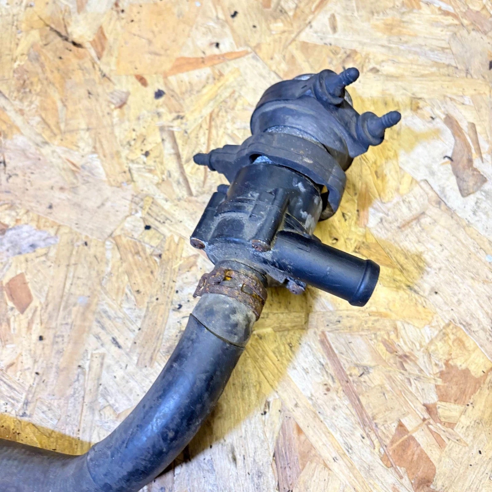 VW Golf Mk5 2003-2009 2.0 TDI Coolant Pipe/Hose Valve 03G965209A
