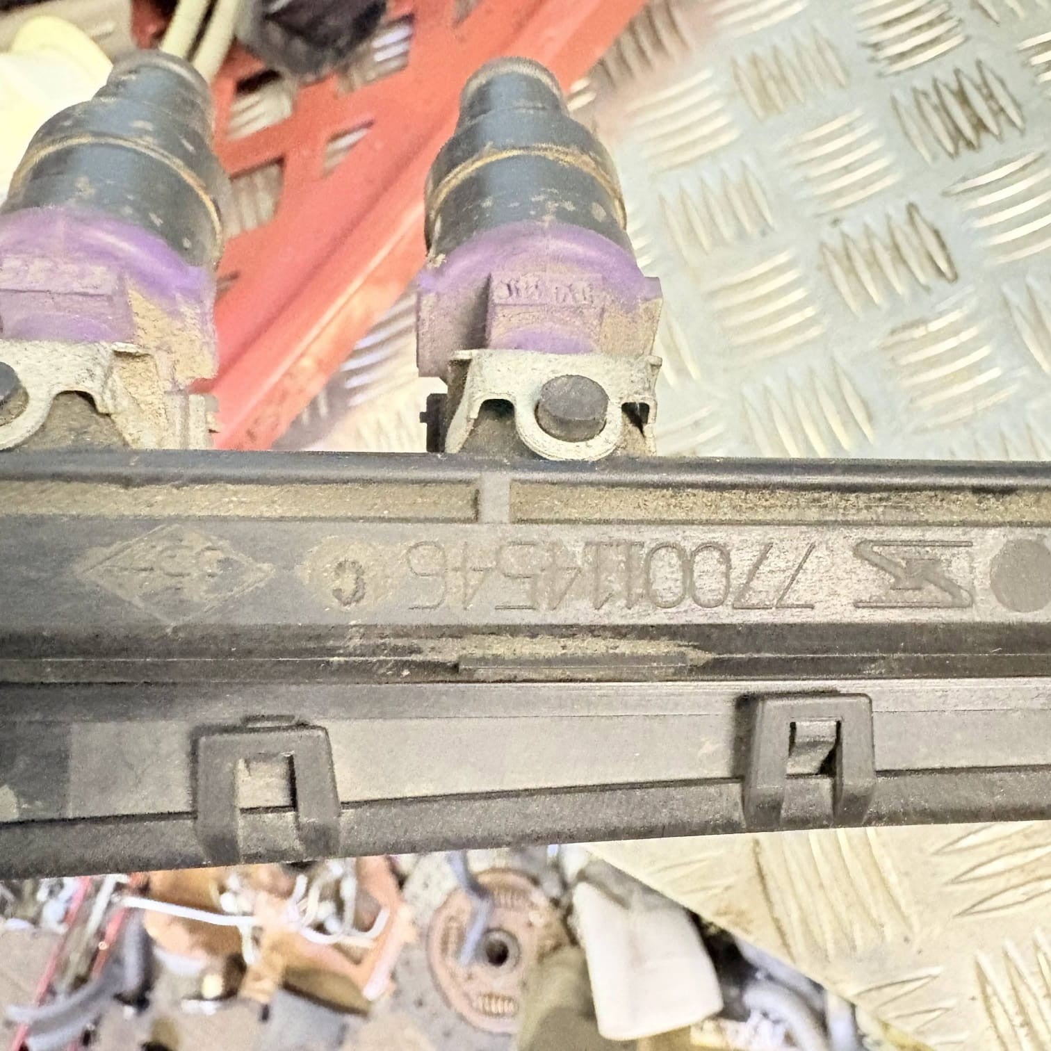 Renault Clio II Phase 2 1.2 Petrol Fuel Injector Rail/Injection Bar 7700114546