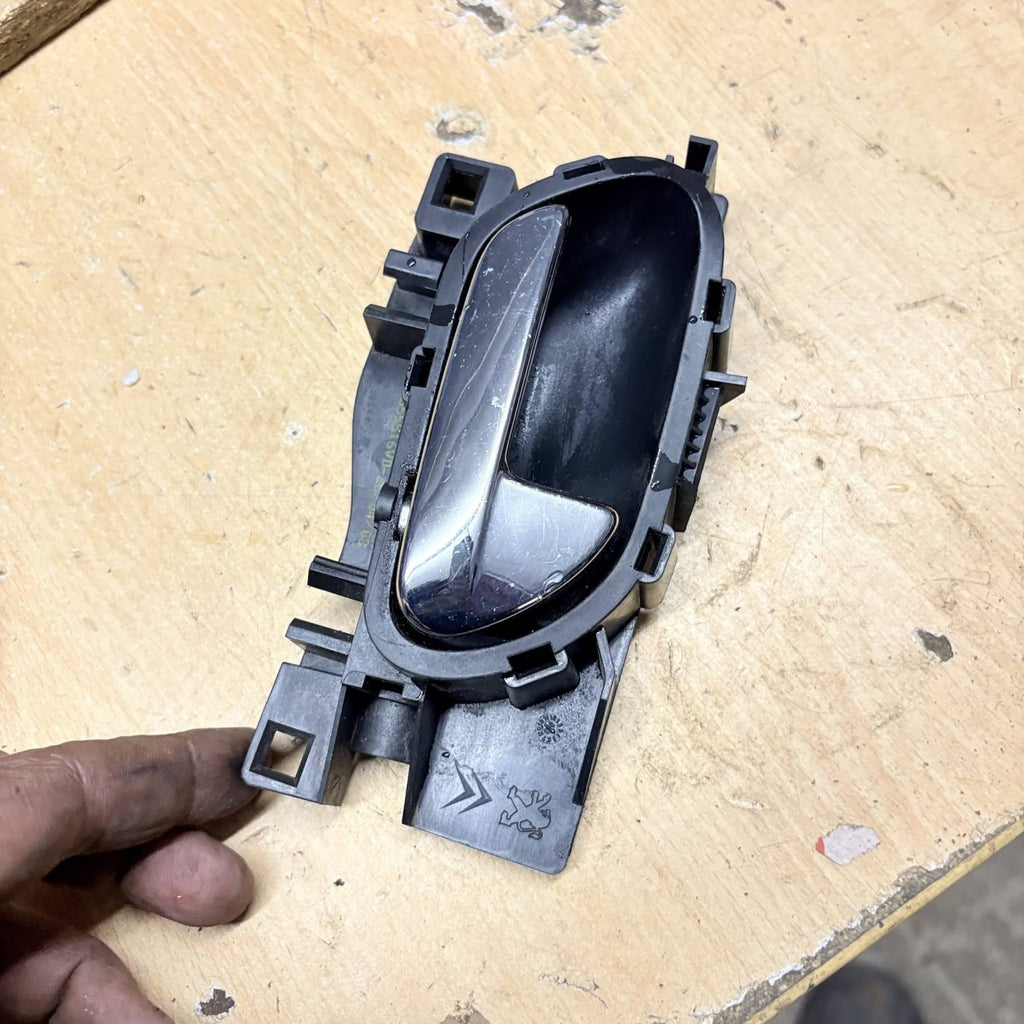 PEUGEOT 207 OSF DRIVER SIDE FRONT INTERIOR DOOR HANDLE 96555516VD (2008)