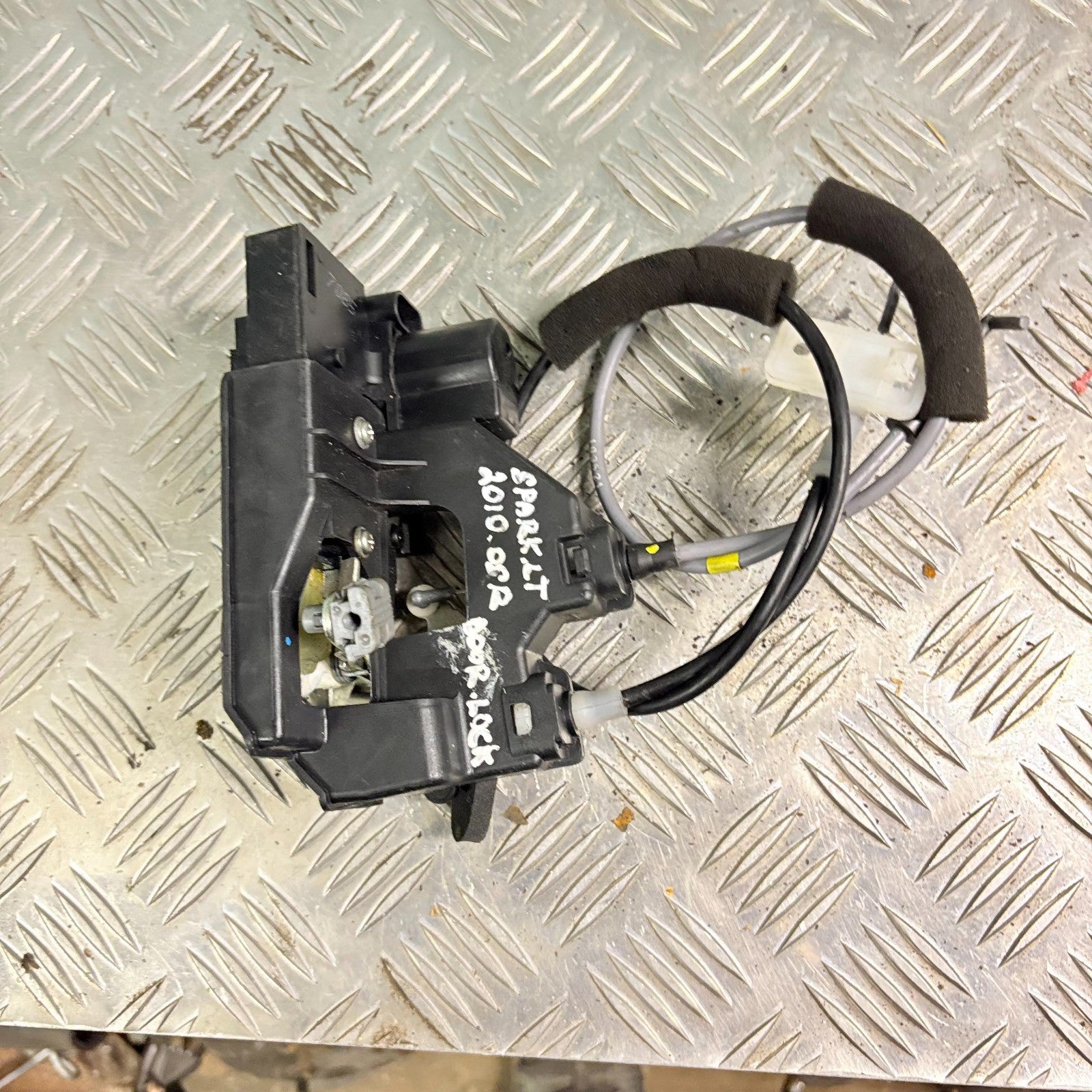 CHEVROLET SPARK LT 2010-2015 MK1 O/S DRIVERS REAR RIGHT DOOR LOCK CATCH