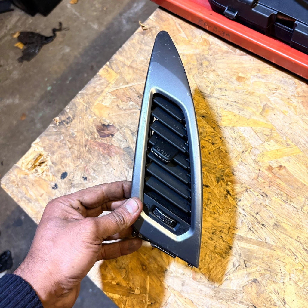 Ssangyong Korando MK3 2010 - 2016 N/S Passenger Front Centre Air Vent 6961M34400