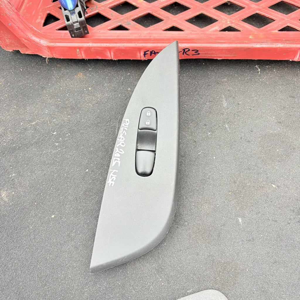 NISSAN PULSAR C13 WINDOW SWITCH 80961-3ZP0A PASSENGER FRONT 2015