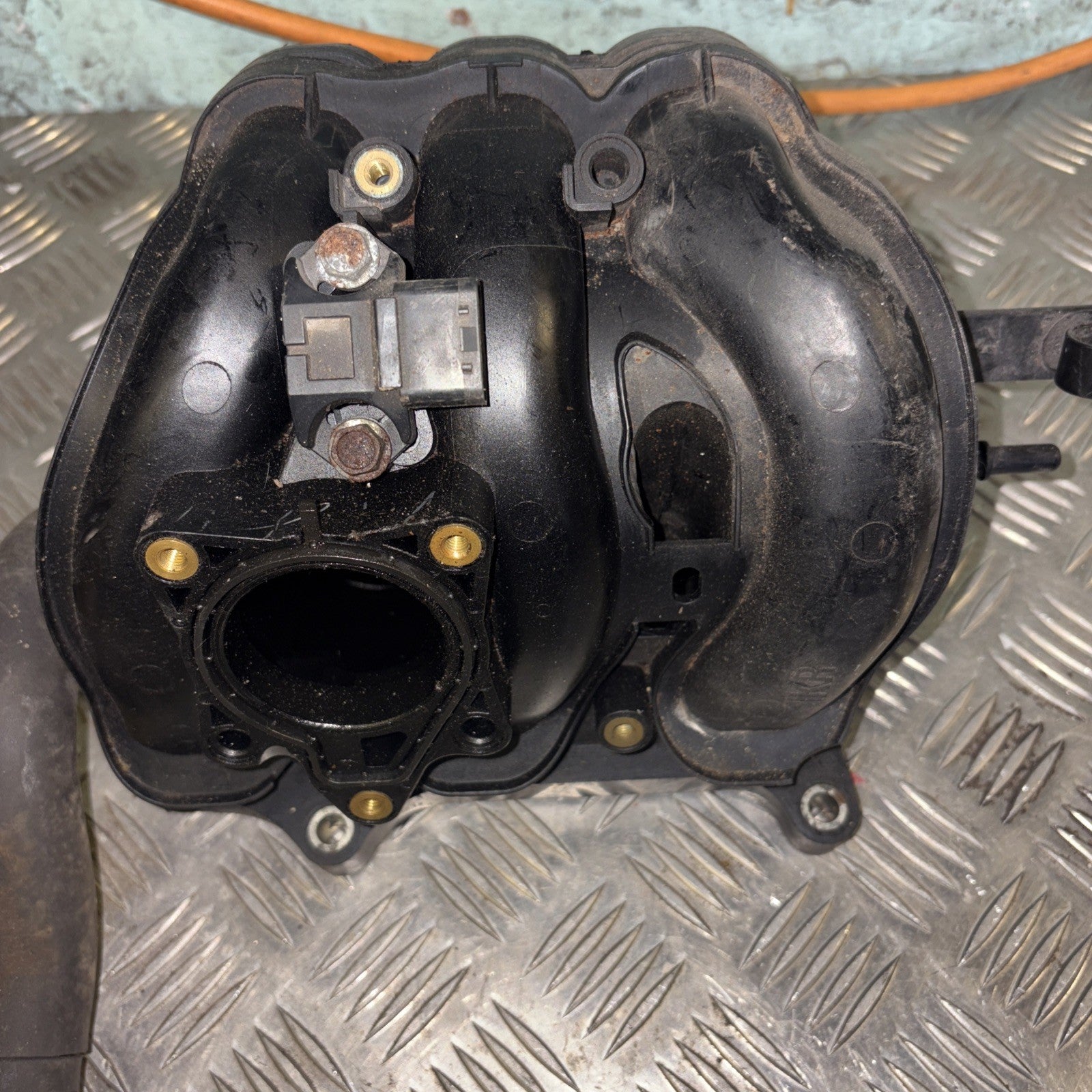 Peugeot 107 Inlet Manifold Injector Rail 1.0 Petrol 1KR Citroen C1 Toyota Aygo