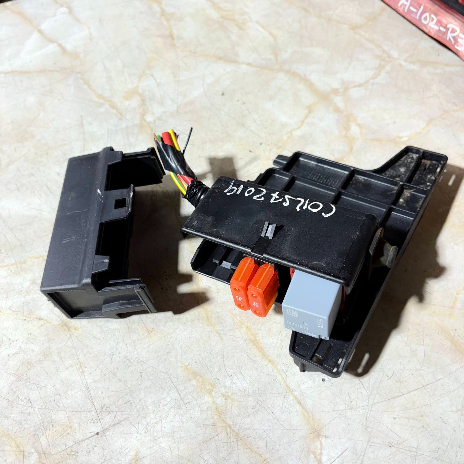 2019 VAUXHALL CORSA E FUSE RELAY BOX 13359061