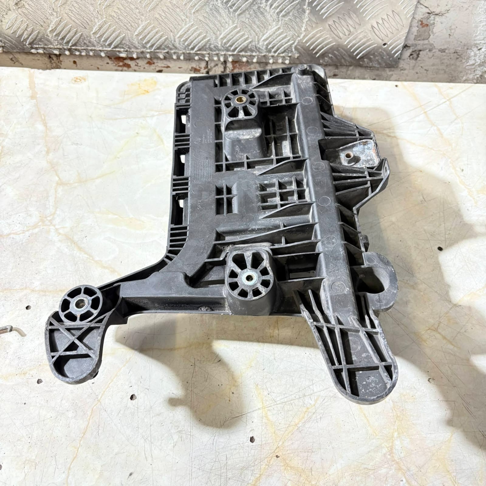 VOLKSWAGEN GOLF MK5 1K 2003-2008  2.0 BATTERY TRAY HOUSING 1K0915333C