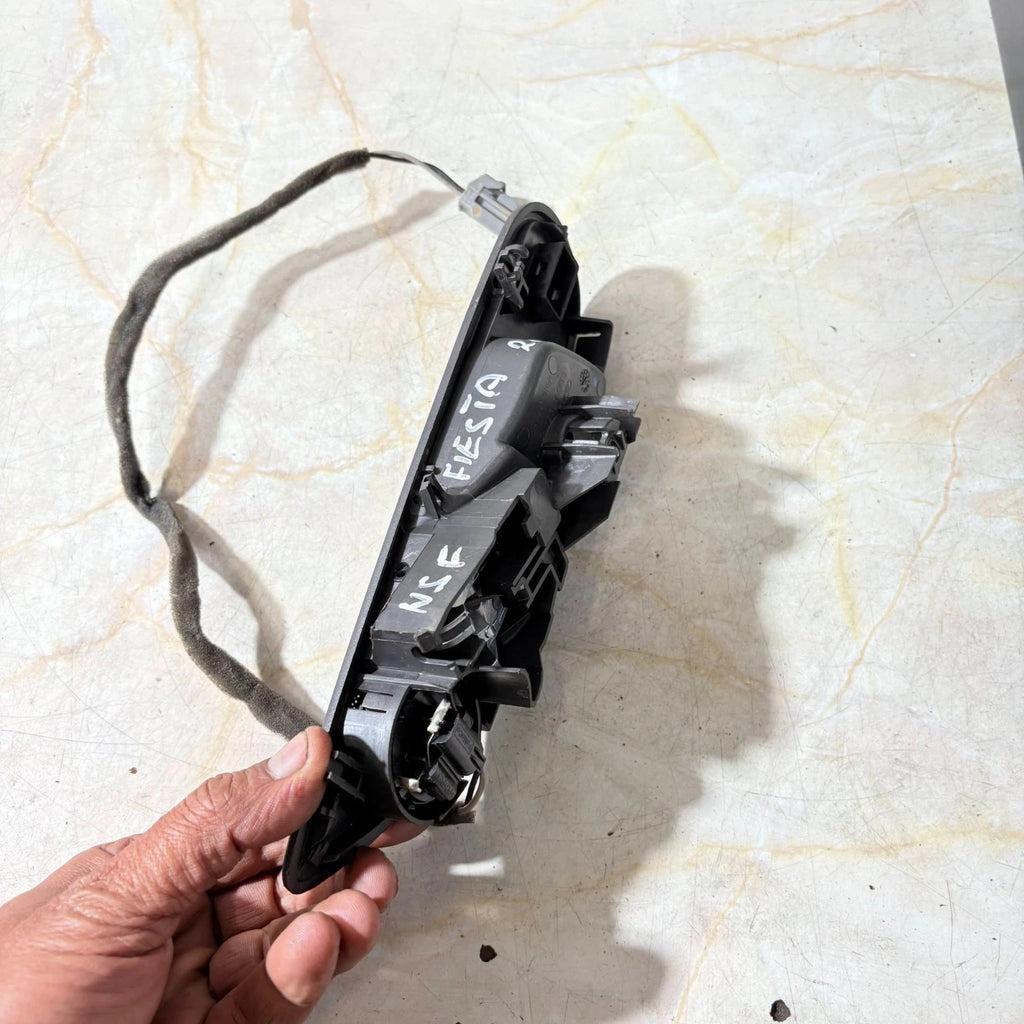 08-17 FORD FIESTA MK7 INSIDE PASSENGERS LEFT SIDE FRONT DOOR HANDLE WITH SPEAKER