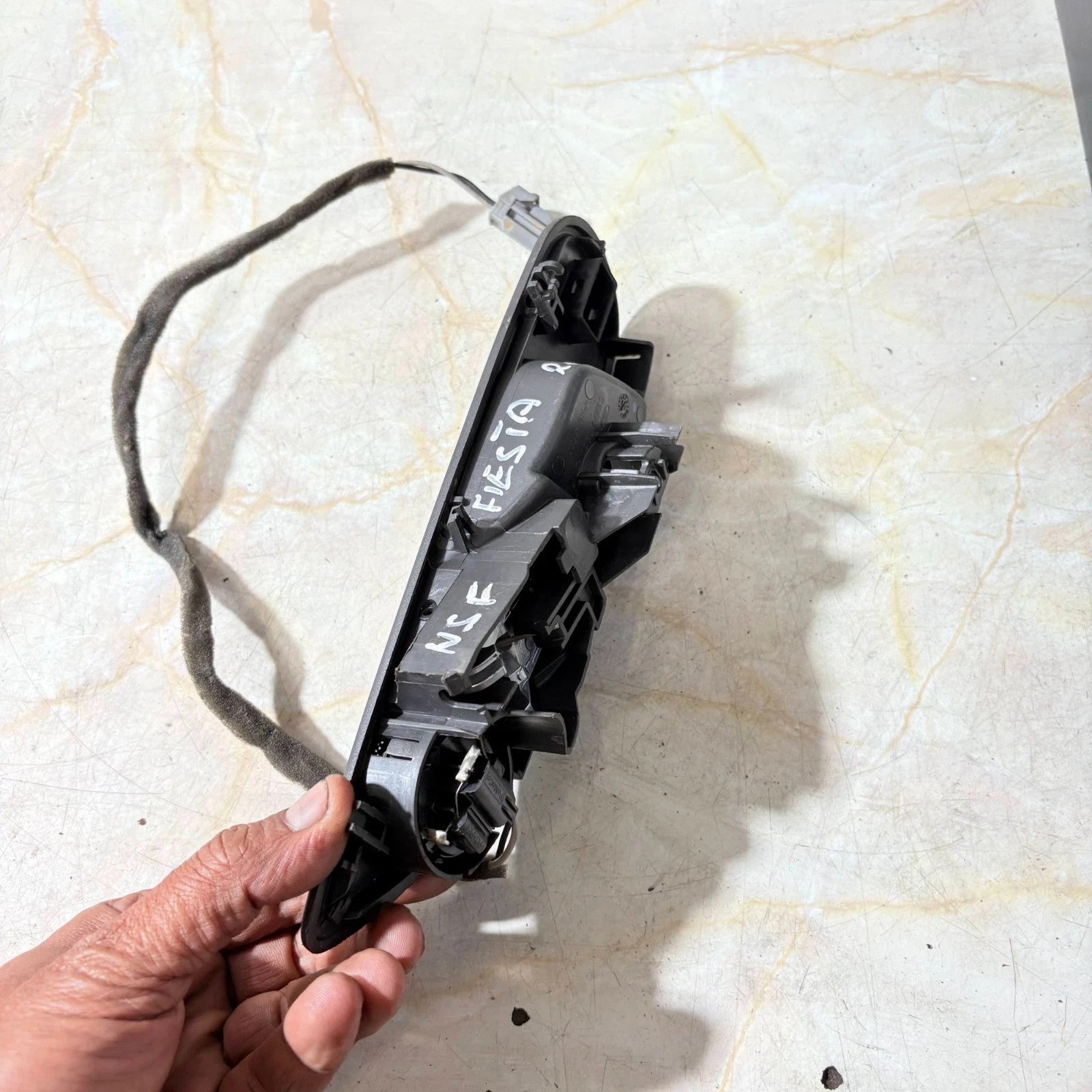 08-17 FORD FIESTA MK7 INSIDE PASSENGERS LEFT SIDE FRONT DOOR HANDLE WITH SPEAKER