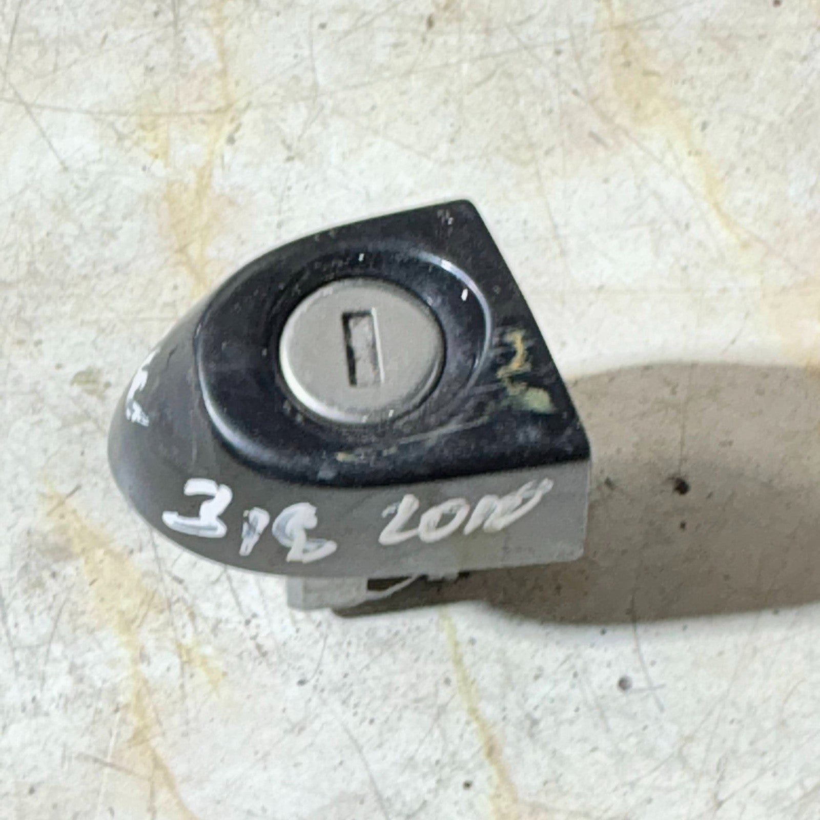 2010 BMW 3 SERIES 318 DRIVER SIDE RIGHT FRONT DOOR HANDLE END CAP