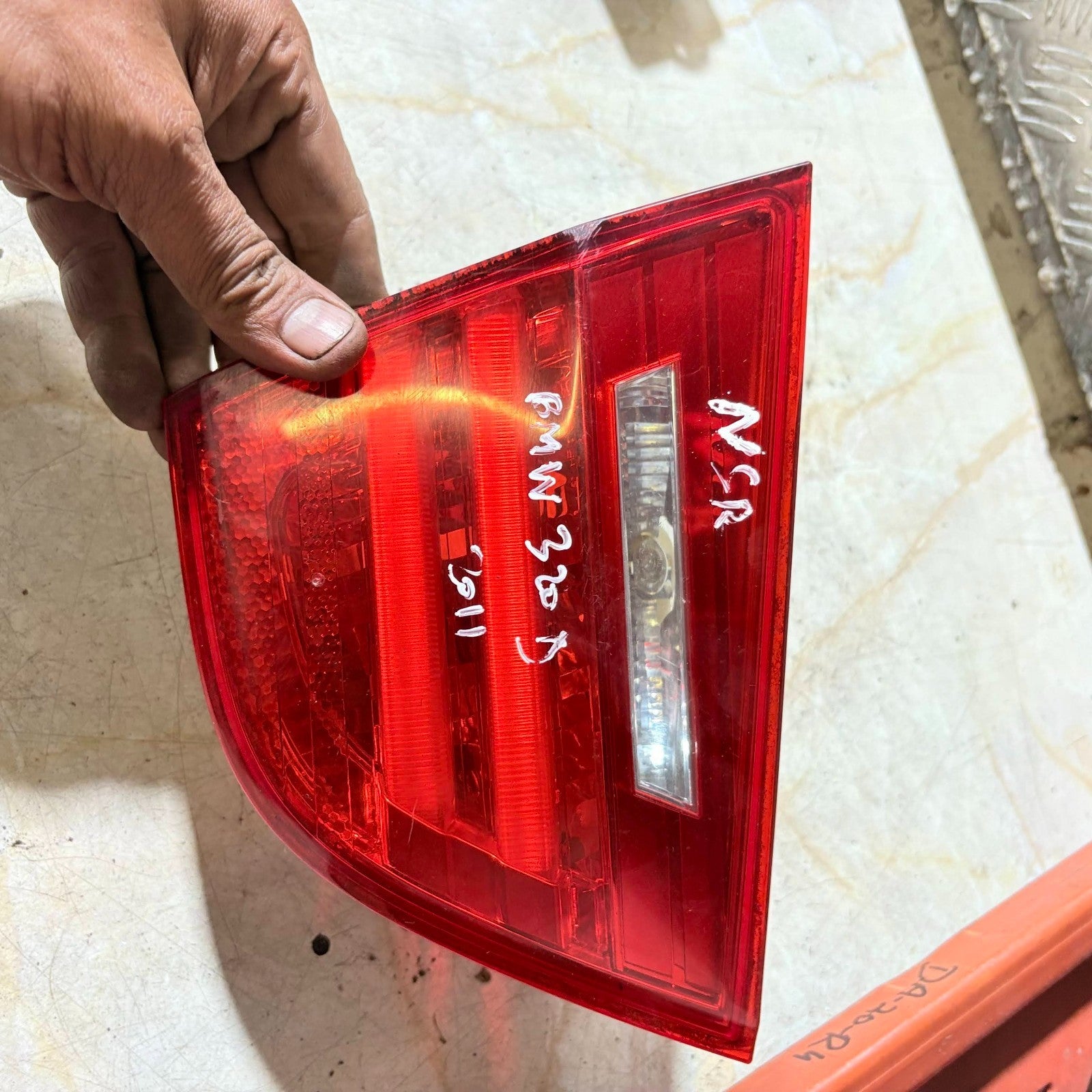 2011 BMW 320D REAR PASSENGER SIDE INNER TAIL LIGHT RI0021840104