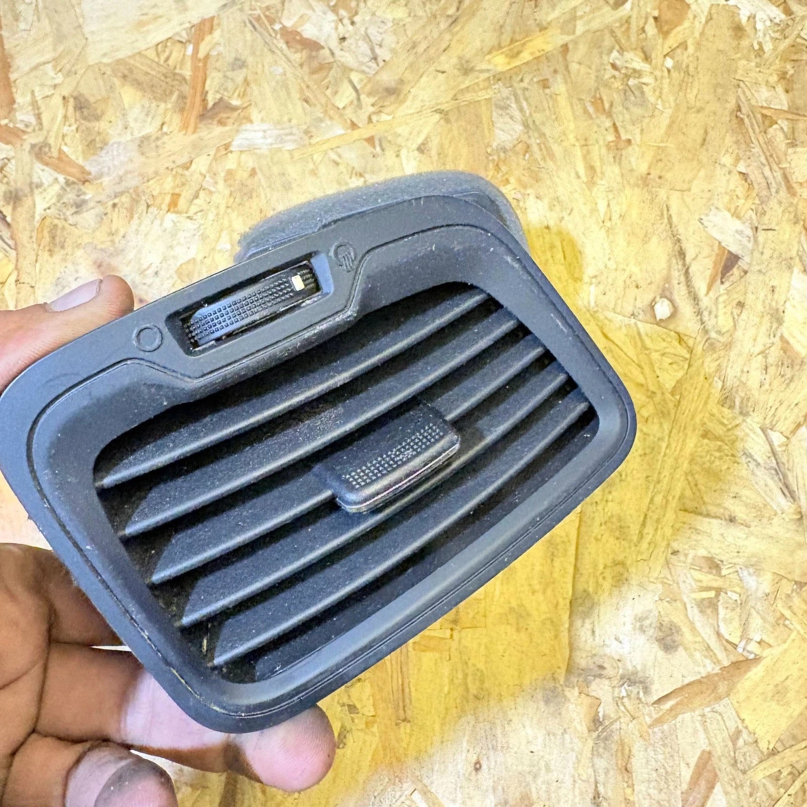 2012-2015 Kia Rio UB RH Dash Side Air Vent Trim Grille 81024548 97490-1W000