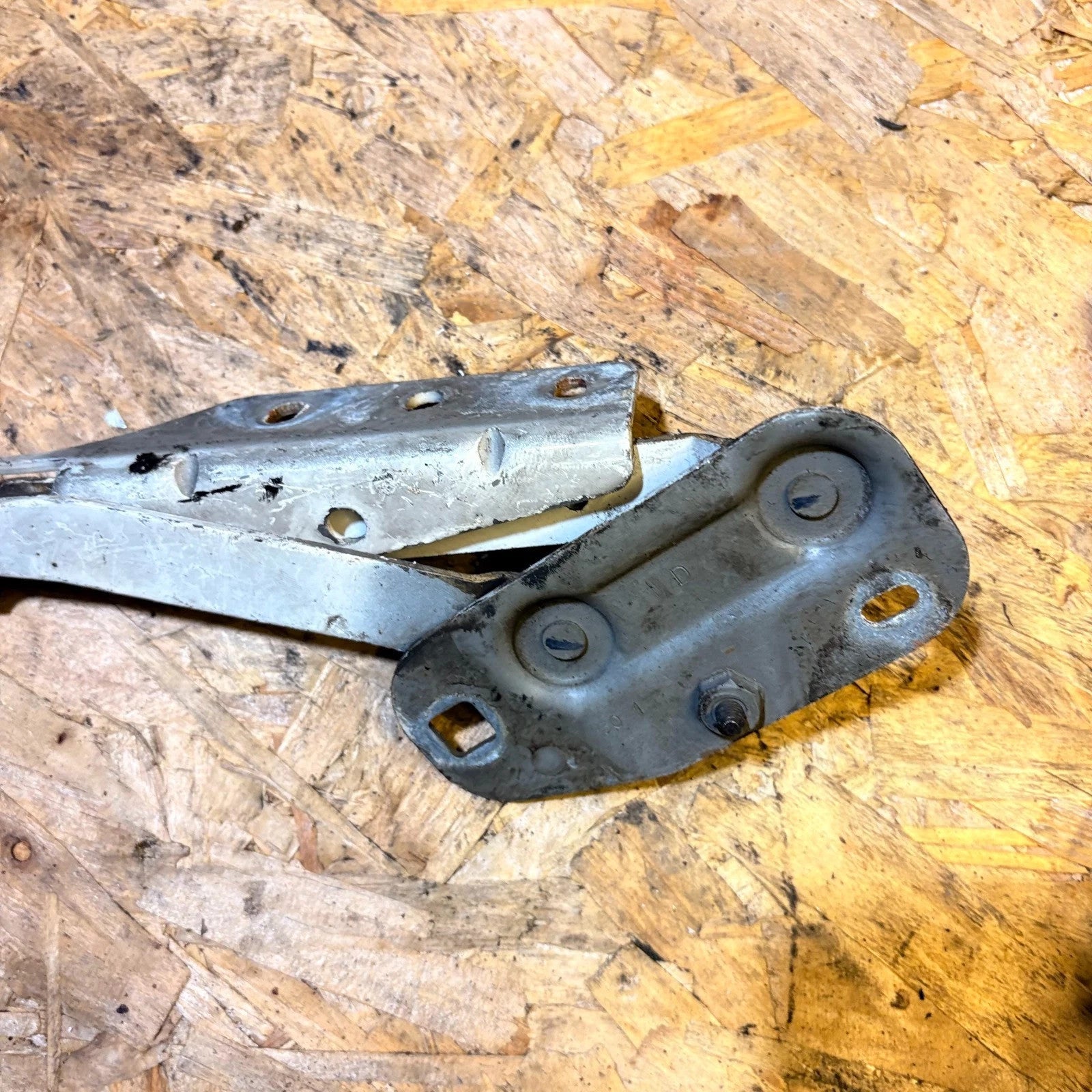 NISSAN 1998-2006 FRONT BONNET HINGE