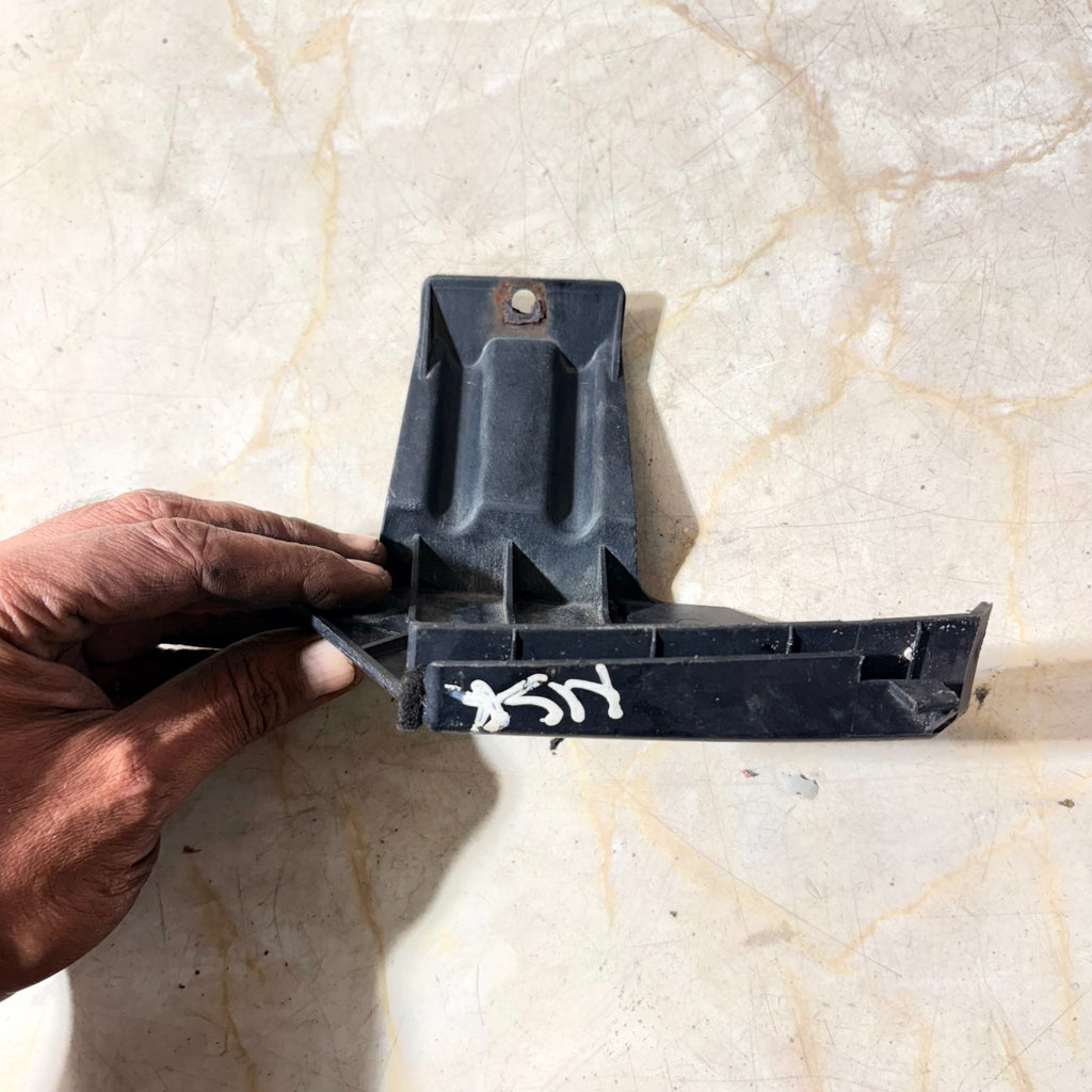Audi TT 8N Mk1 Rear NS Left Bumper Mount Guide Bracket 8N0807483A