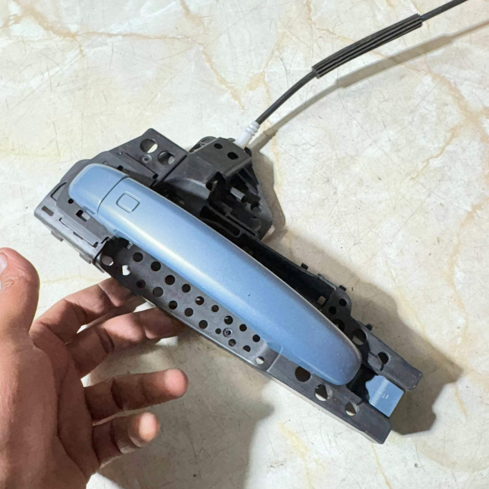 AUDI A4 B9 8W 2016-2019 REAR LEFT PASSENGER EXTERIOR DOOR HANDLE BRACKET