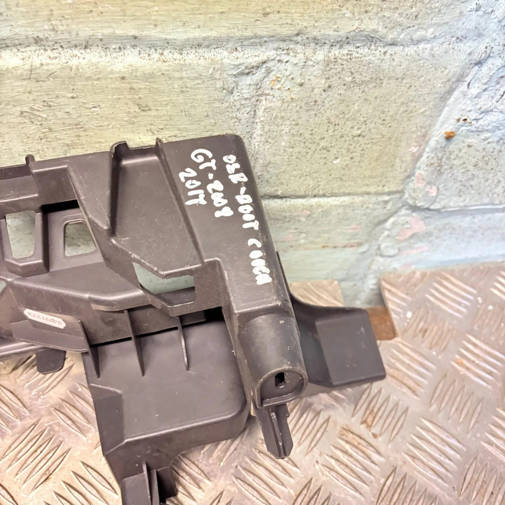 PEUGEOT 2008 ALLURE 2017 RHD REAR RIGHT PILLAR TRIM BRACKET HOLDER 9800018080