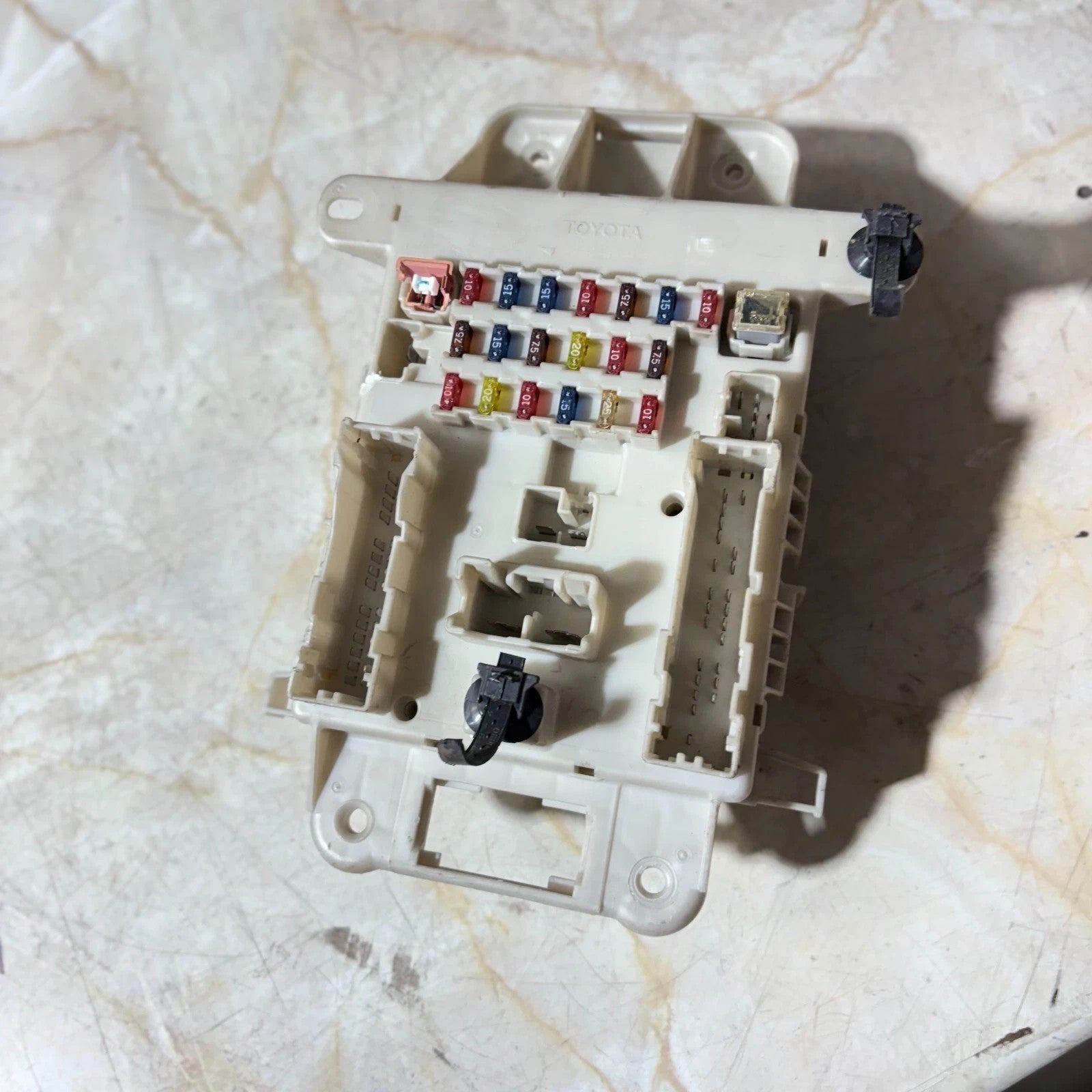 Toyota RAV4 Mk2 2001-2004 RHD Under Bonnet Fuse Box Relay Box Assembly