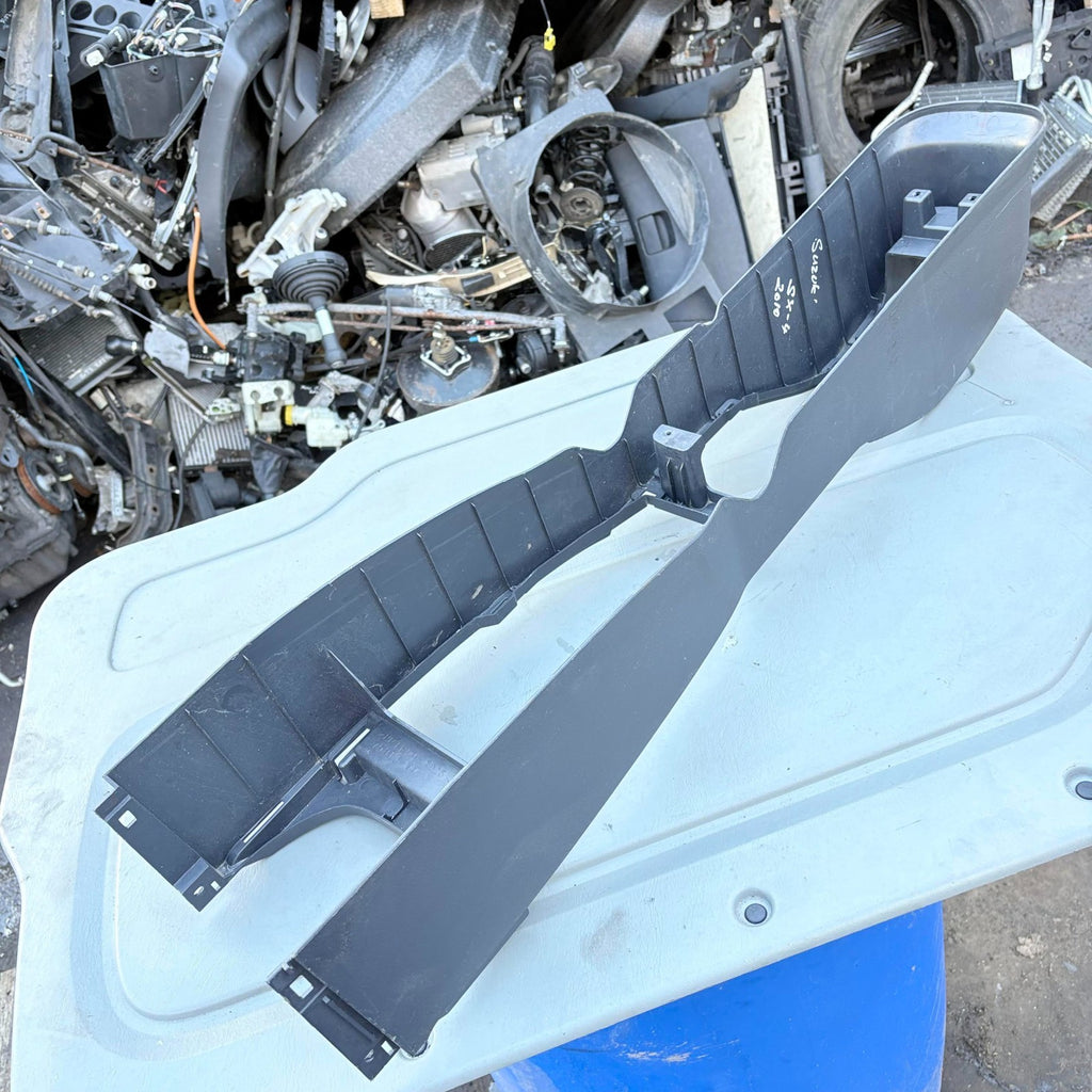 Suzuki SX4 Mk1 2006-2014 5 Door Hatch Centre Console Trim Surround 75811-80J0