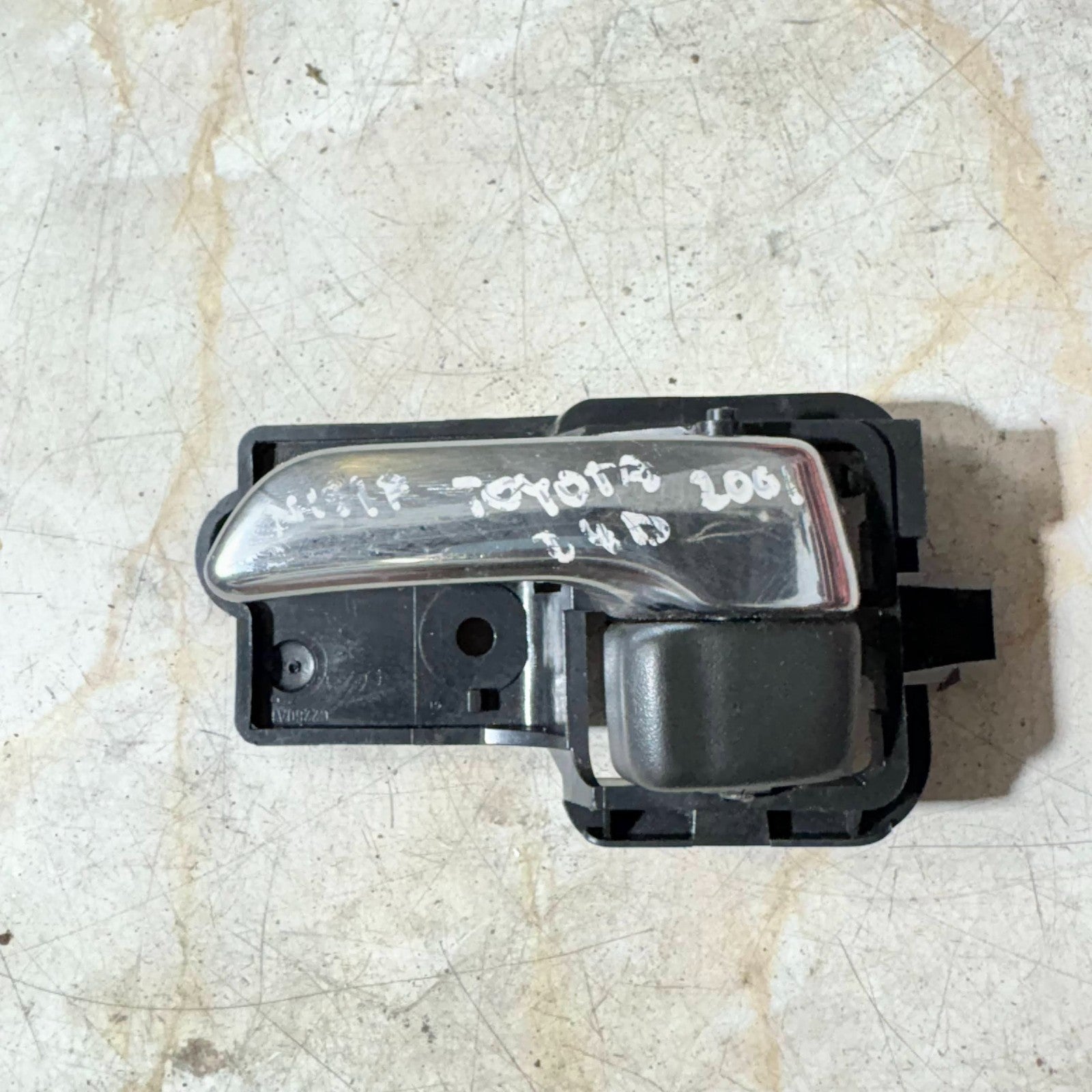 2001 TOYOTA D4D LEFT FRONT PASSENGER SIDE INNER DOOR HANDLE N/S