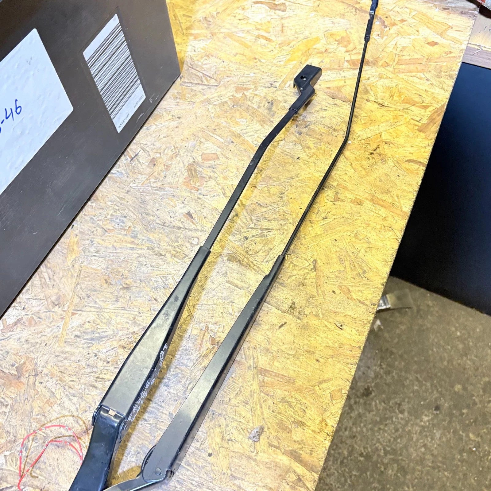 PEUGEOT GT 2017 PAIR OF FRONT WINDSCREEN WIPER ARMS 9673916780