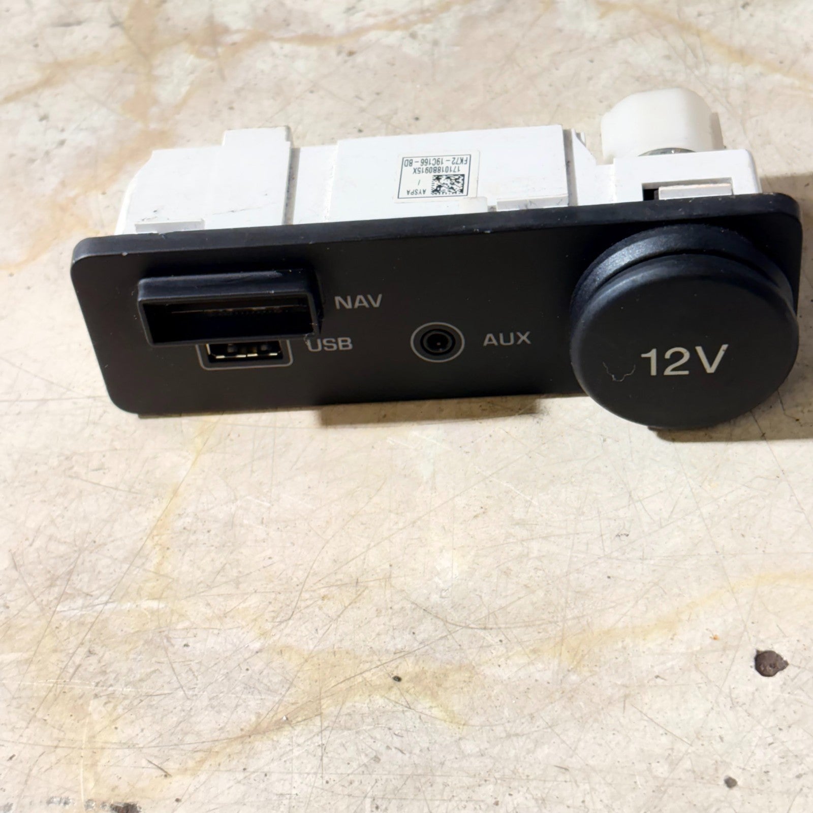 JAGUAR XE X760 AUX JACK USB PORT 12V POWER OUTLET SOCKET FK72-19C166-BD 2016