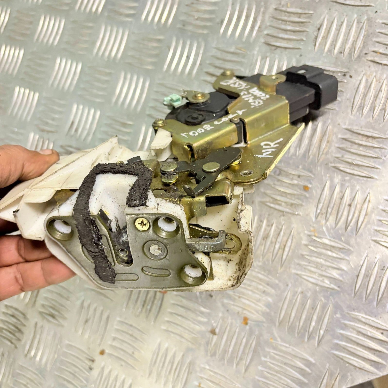 SUZUKI IGNIS 2004 REAR LEFT DOOR LOCK CATCH MECHANISM